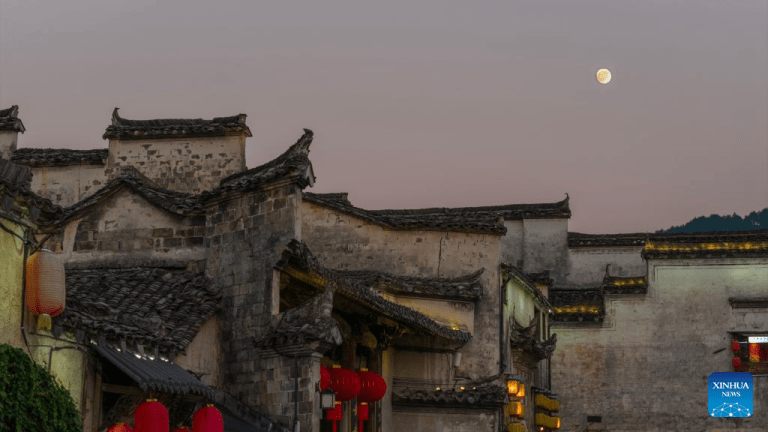 Distrito chinês de Yixian realiza desfile de lanternas em comemoração ao Festival do Meio Outono