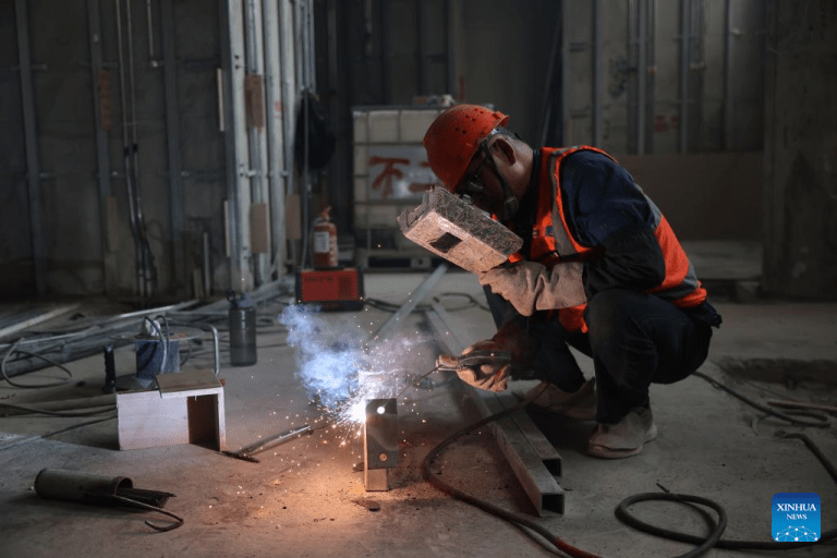 Trabalhadores chineses ajudam a construir novo marco do Egito