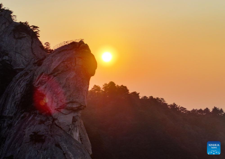 Paisagem da montanha Guifeng ao amanhecer em Hubei
