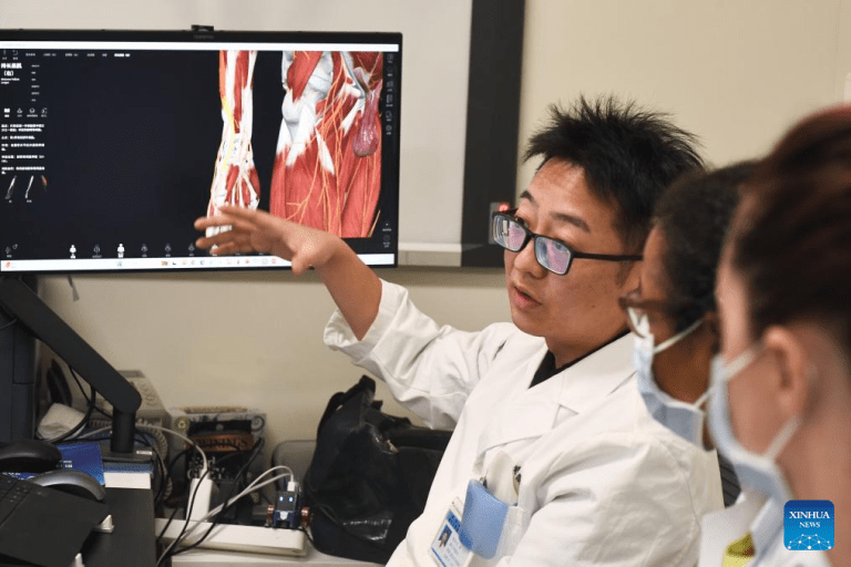 China promove aulas sobre MTC para celebrar Dia Mundial da Medicina Tradicional