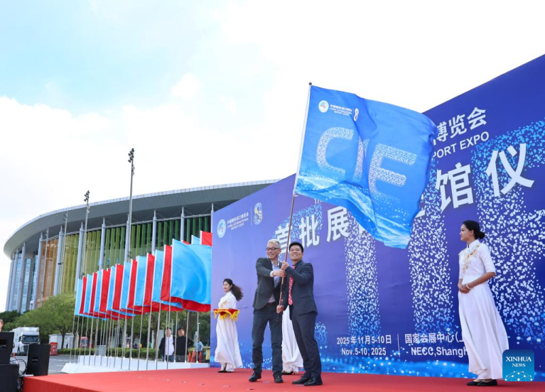 Primeiro lote de produtos a exibir na CIIE chega ao local principal do evento em Shanghai