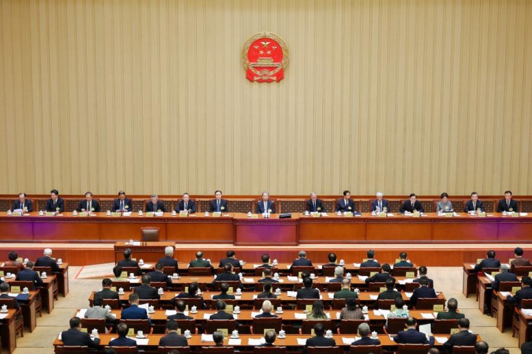 Legisladores chineses ouvem relatórios em sessão do Comitê Permanente da APN