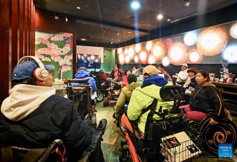 Restaurante Trojan Fairy em Beijing exibe filmes acessíveis para pessoas com deficiência visual