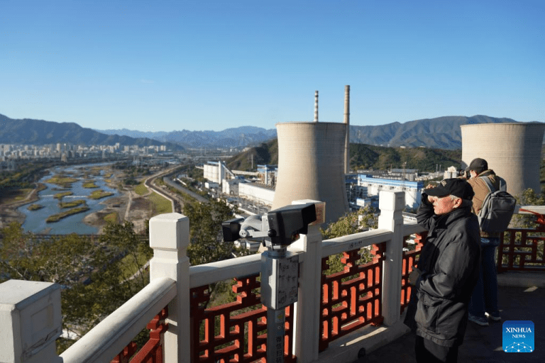 Moradores aproveitam tempo livre e passeiam pelas margens do Rio Yongding em Beijing