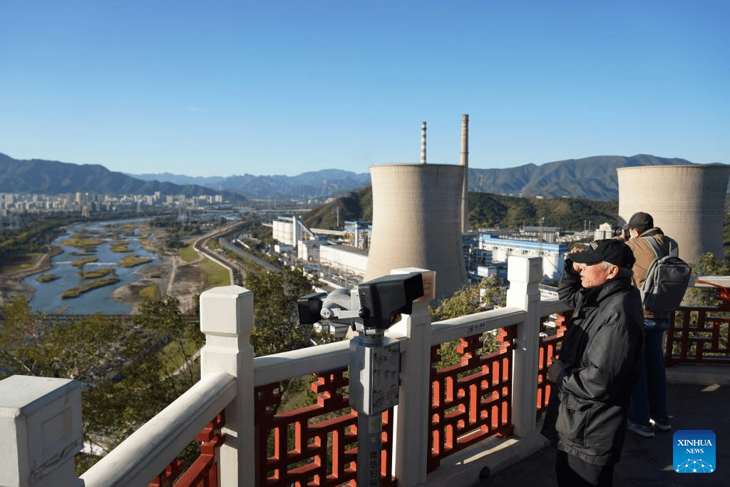 Moradores aproveitam tempo livre e passeiam pelas margens do Rio Yongding em Beijing