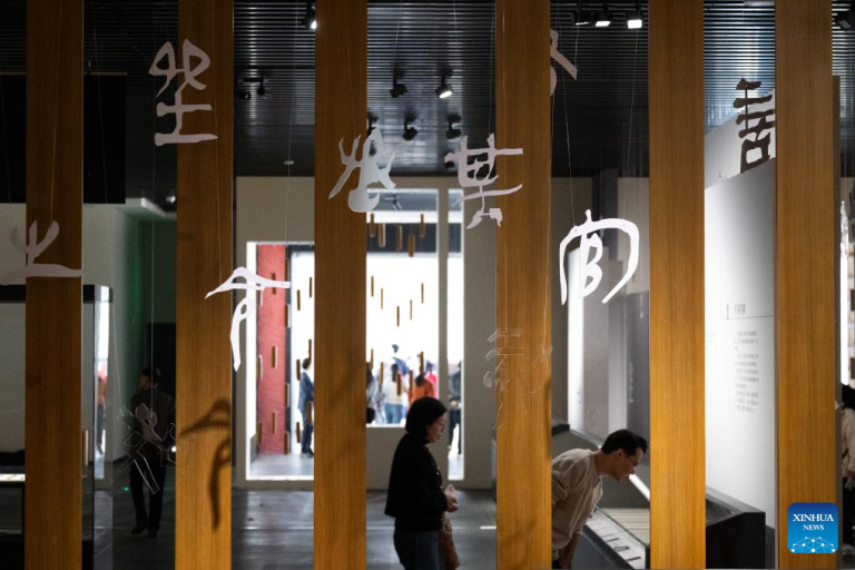 Exposição "Antigas Tiras de Bambu e Madeira da China" é inaugurada no Museu Provincial de Hubei, no centro da China