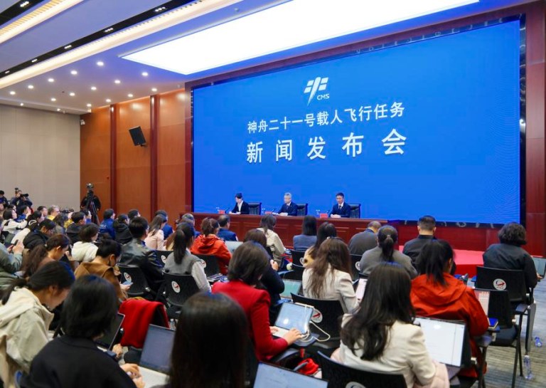 (Multimídia) China mira pouso tripulado na Lua até 2030 e define etapas de testes do programa lunar