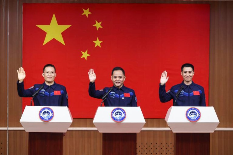 (Multimídia) Enfoque: China revela tripulação da Shenzhou-21 para experimentos científicos e tecnológicos espaciais mais diversificados