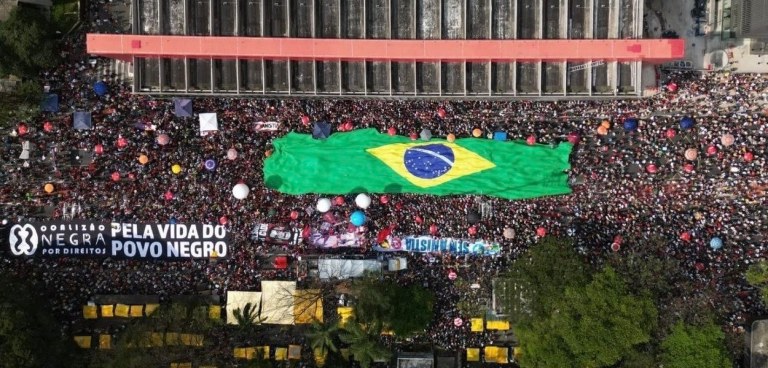 Bandeira do Brasil em ato contra a anistia