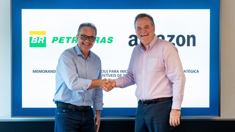 Diretor de Logística da Amazon Brasil, Ricardo Pagani; e o diretor de Logística, Comercialização e Mercados da Petrobras, Claudio Schlosser; durante celebração do MOU