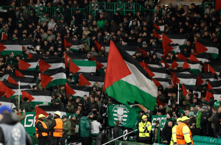 Torcedores do Celtic erguem bandeiras palestinas