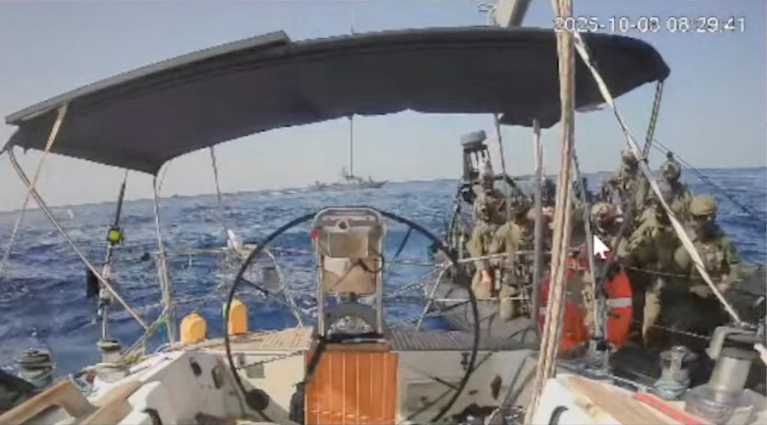 Fragmento de vídeo transmitido ao vivo mostra forças navais israelenses abordando navio Marinette, que compõe a flotilha que transporta ajuda a Gaza 03/10/2025 Flotilha Global Sumud/Divulgação via REUTERS
