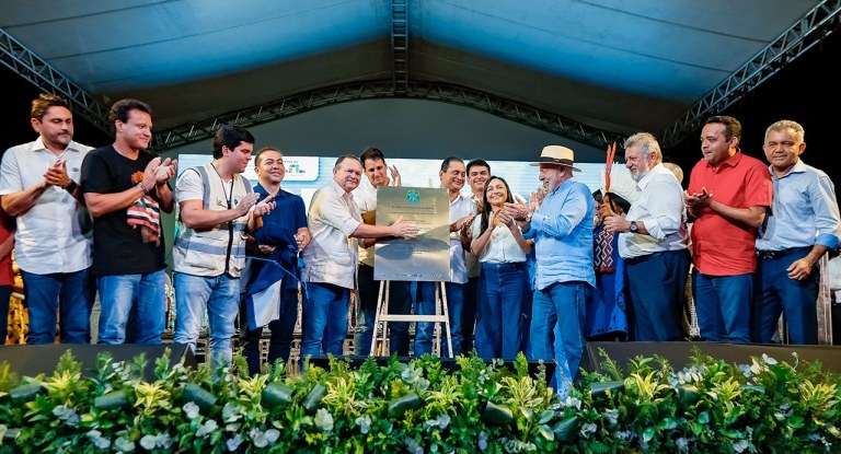 André Fufuca (o terceiro da esq. para a dir.) junto com Lula durante evento em Imperatriz (MA)
