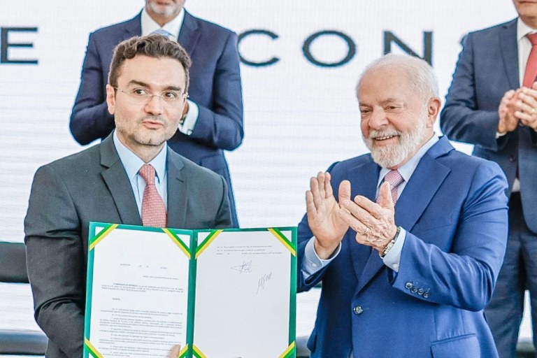 Ministro do Turismo, Celso Sabino, e o presidente Luiz Ináico Lula da Silva