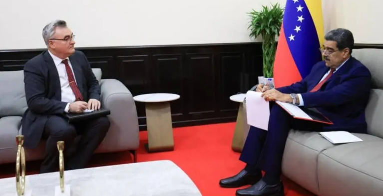 Presidente venezuelano assina o Tratado de Parceria Estratégica com a Rússia no Palácio de Miraflores.