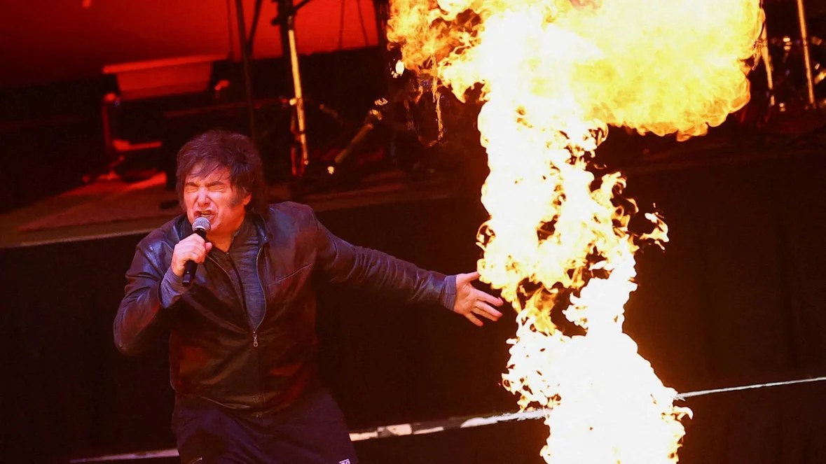 O presidente argentino, Javier Milei, encabeça show de rock em meio à crise econômica e política no país