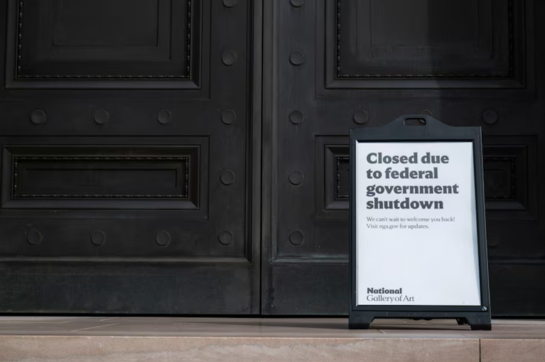 Uma placa fechada é exibida do lado de fora da Galeria Nacional de Arte quase uma semana após o início de uma paralisação parcial do governo em Washington, DC, EUA, em 7 de outubro de 2025