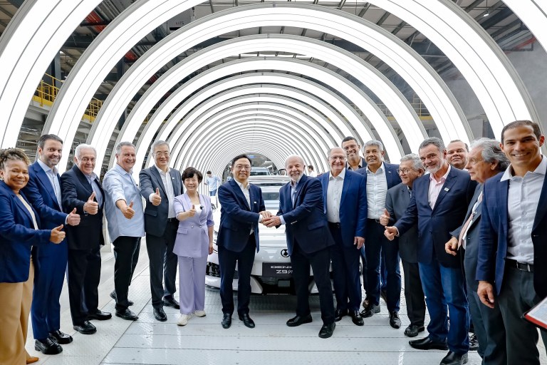 09/10/2025 - Presidente Luiz Inácio Lula da Silva durante visita à linha de montagem de veículos da BYD, no Polo Petroquímico, em Camaçari-BA