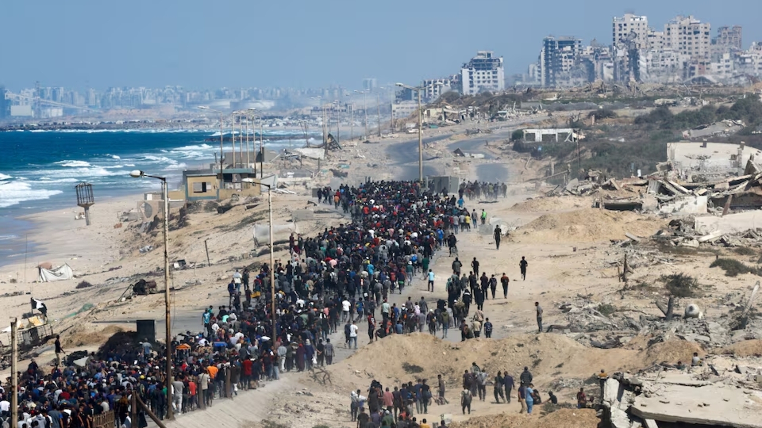 Palestinos caminham por estrada na Faixa de Gaza