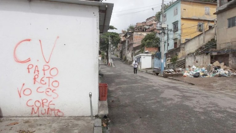 Muro pixado na Zona Norte do Rio com alusão ao Comando Vermelho