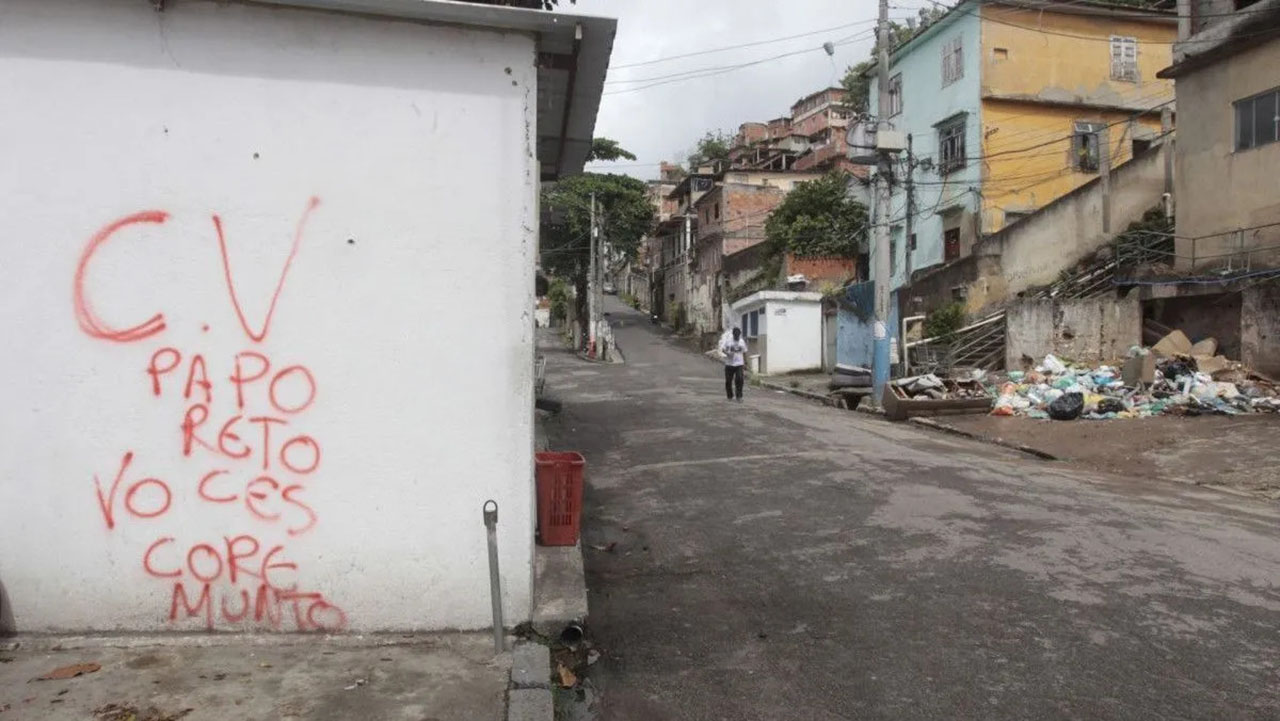 Muro pixado na Zona Norte do Rio com alusão ao Comando Vermelho