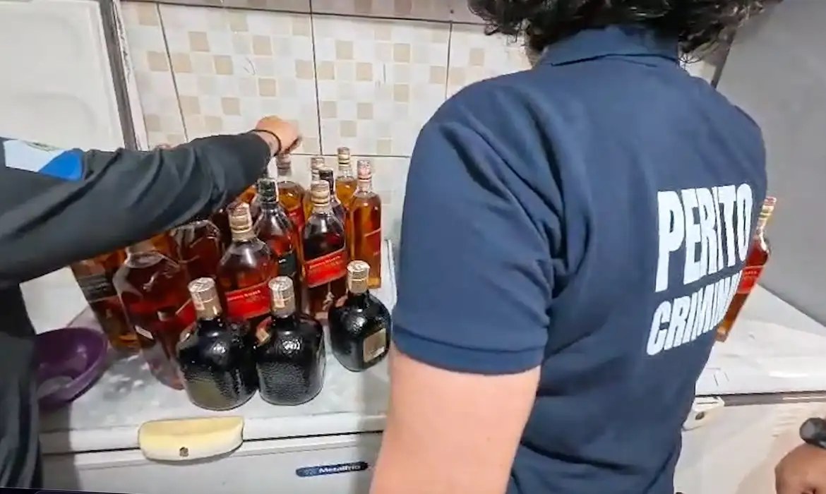 Polícia Civil do Rio de Janeiro inspeciona bebidas supostamente batizadas com metanol em operação