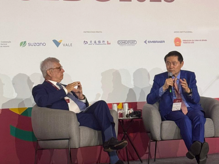 Marcos Caramuru e Henry Huiyao Wang debatem na conferência do CEBC