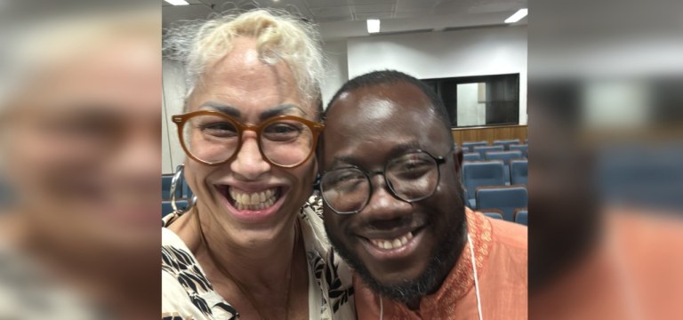 Sara York e o professor e psicólogo Lassana Danfá
