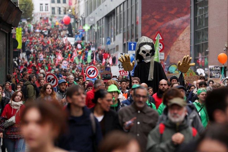 Pessoas participam de uma manifestação durante uma greve nacional contra os planos de reforma do governo belga, em Bruxelas, Bélgica