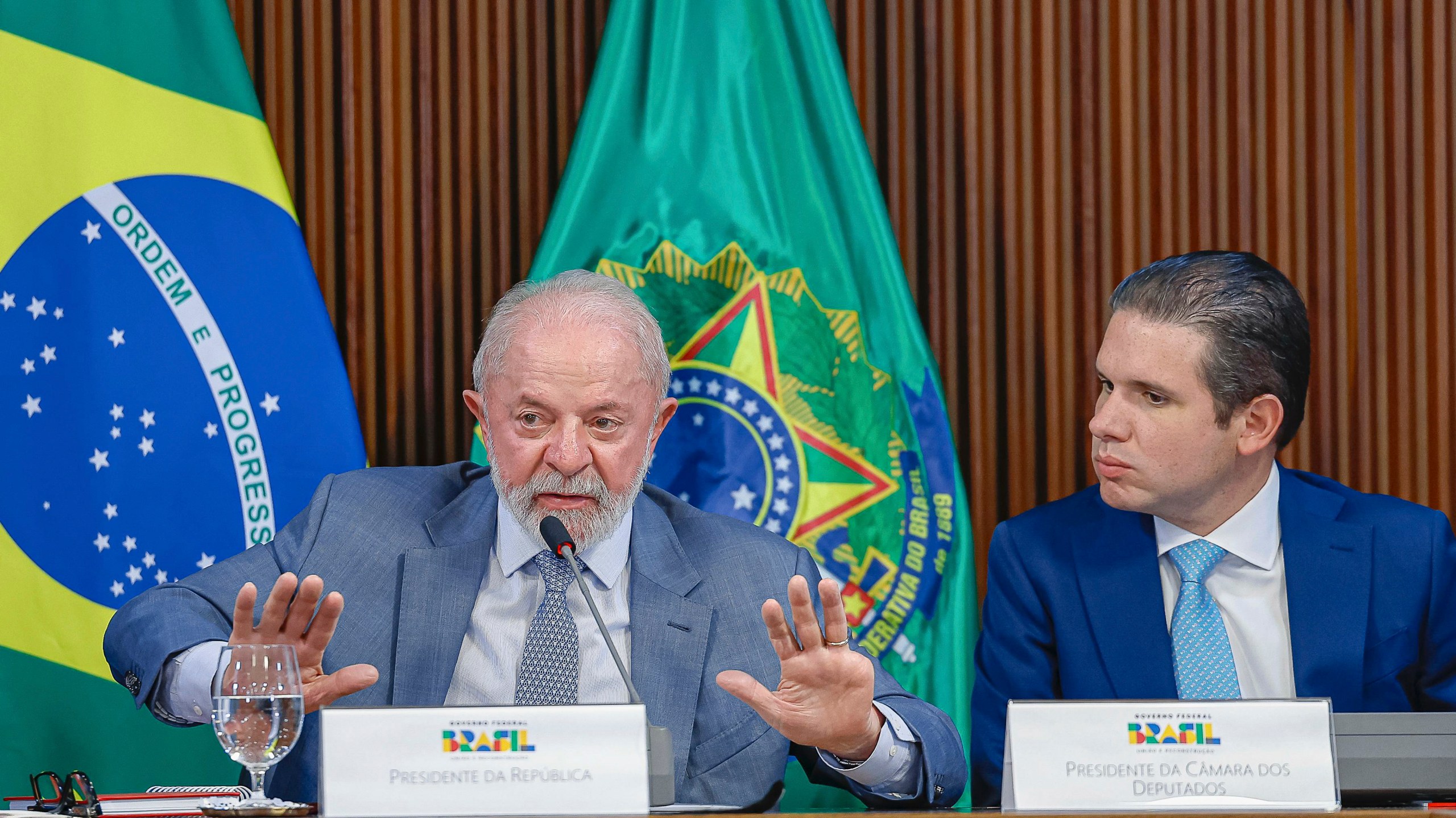 Brasília (DF) - 21/05/2025 - O presidente Luiz Inácio Lula da Silva, acompanhado do presidente da Câmara dos Deputados, Hugo Motta (d), durante reunião com ministros no Palácio do Planalto