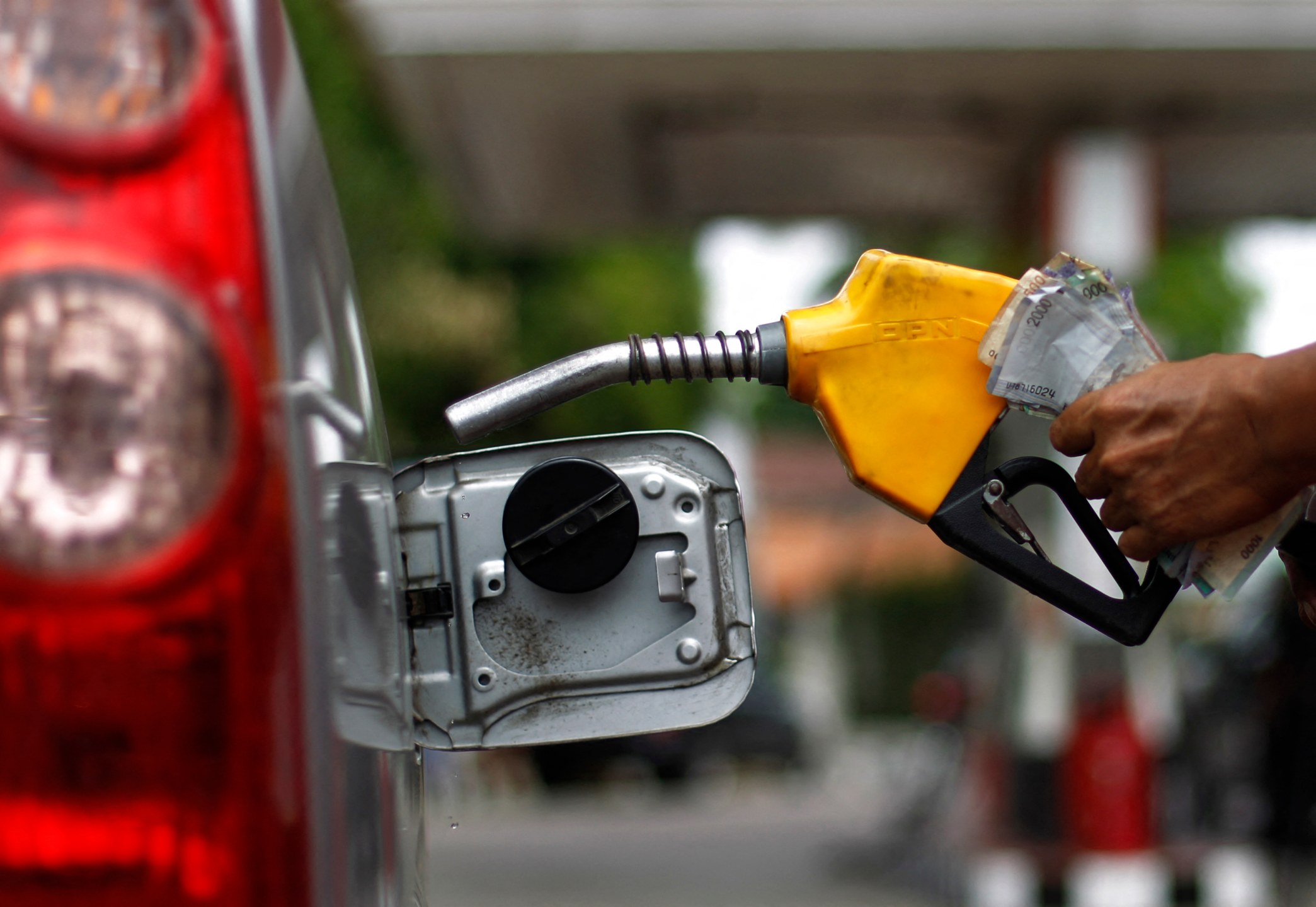 Abastecimento de veículo em posto de gasolina - 18/04/2013