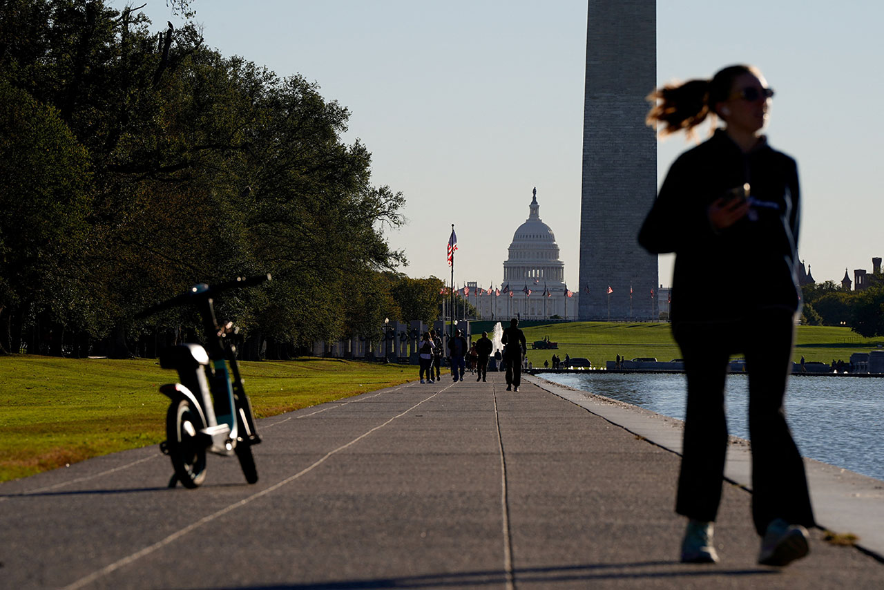 Pessoas caminham perto do Capitólio dos EUA, em Washington, semanas após o início da paralisação do governo norte-americano
17/10/2025