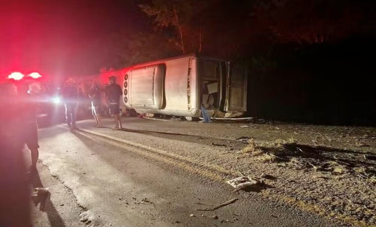 Ônibus tombado em Pernambuco