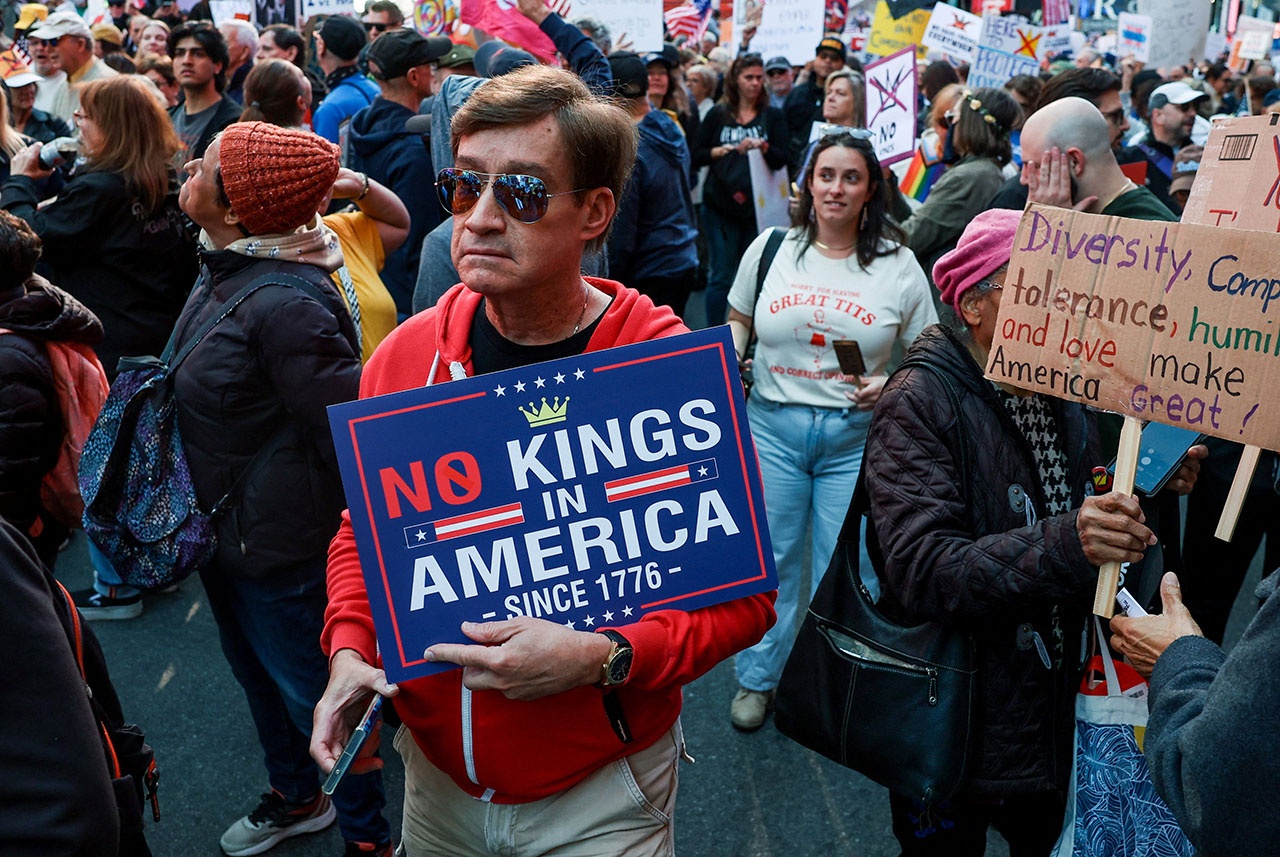 Pessoas participam de protesto "No Kings" contra políticas do presidente dos EUA, Donald Trump, na Times Square, Nova York, EUA
18/10/2025