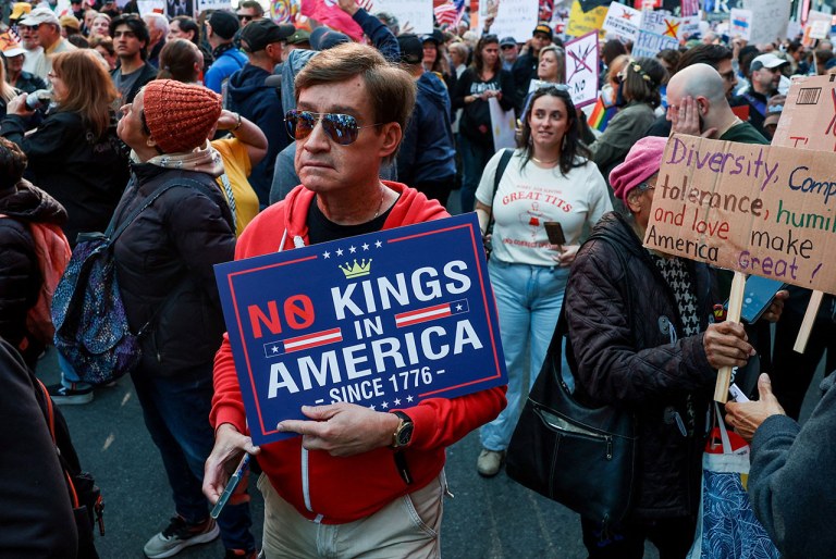 Pessoas participam de protesto "No Kings" contra políticas do presidente dos EUA, Donald Trump, na Times Square, Nova York, EUA
18/10/2025