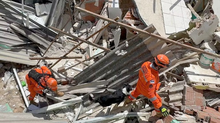 Escombros após explosão em Olinda