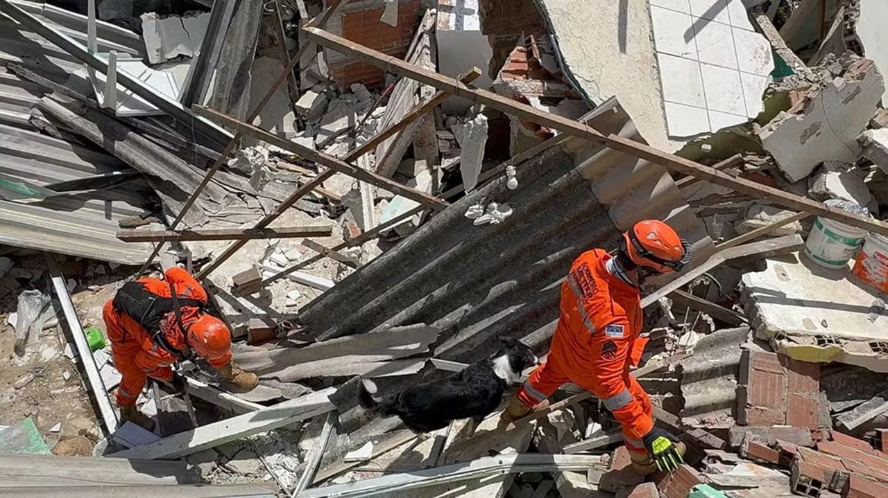 Escombros após explosão em Olinda