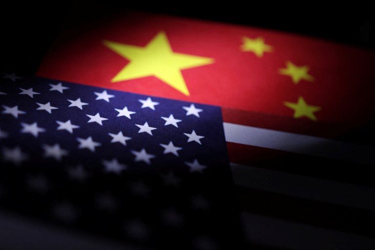 Bandeiras dos EUA e da China em foto de ilustração - 10/04/2025