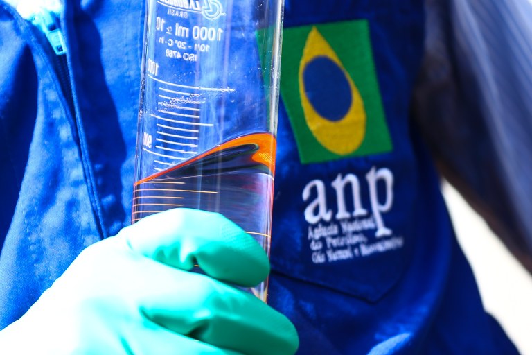 Força-tarefa integrada pela Agência Nacional do Petróleo, Gás Natural e Biocombustíveis (ANP), Procon e Inmetro fiscaliza postos de combustíveis em Brasília-DF