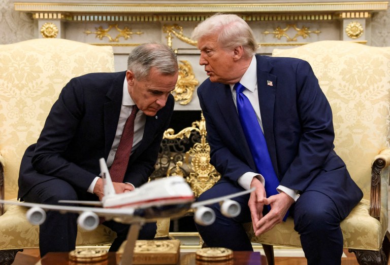 O primeiro-ministro do Canadá, Mark Carney, conversa com o presidente dos EUA, Donald Trump, na Casa Branca - 07/10/2025