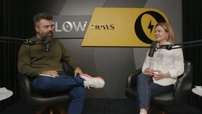 A ministra Gleisi Hoffmann é entrevistada no Flow Podcast