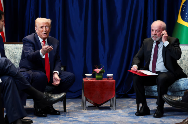 O presidente Luiz Inácio Lula da Silva e o presidente dos Estados Unidos durante encontro em Kuala Lumpur, Malásia - 26/10/2025