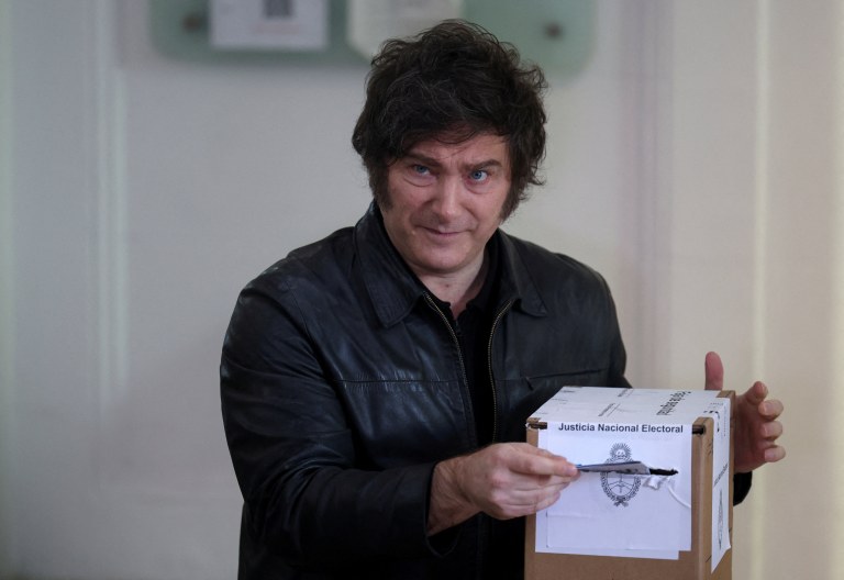 O presidente da Argentina, Javier Milei, vota em eleições legislativas de meio de mandato em Buenos Aires. Ele votou na manhã deste domingo no bairro de classe média de Almagro, em Buenos Aires, e acenou para o público, mas não deu nenhuma declaração - 26/10/2025