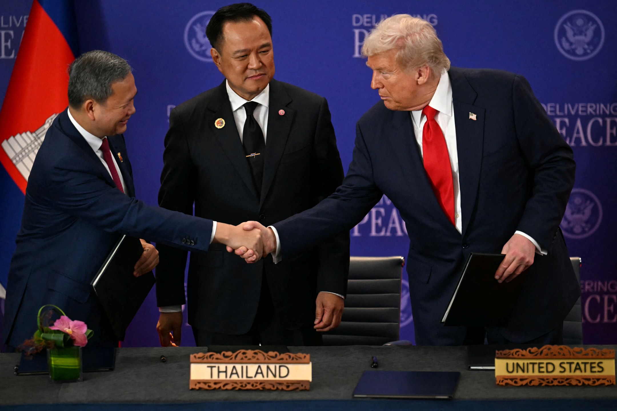 O primeiro-ministro da Tailândia, Anutin Charnvirakul, observa enquanto o primeiro-ministro do Camboja, Hun Manet, cumprimenta o presidente dos EUA, Donald Trump, em Kuala Lumpur, Malásia - 26/10/2025