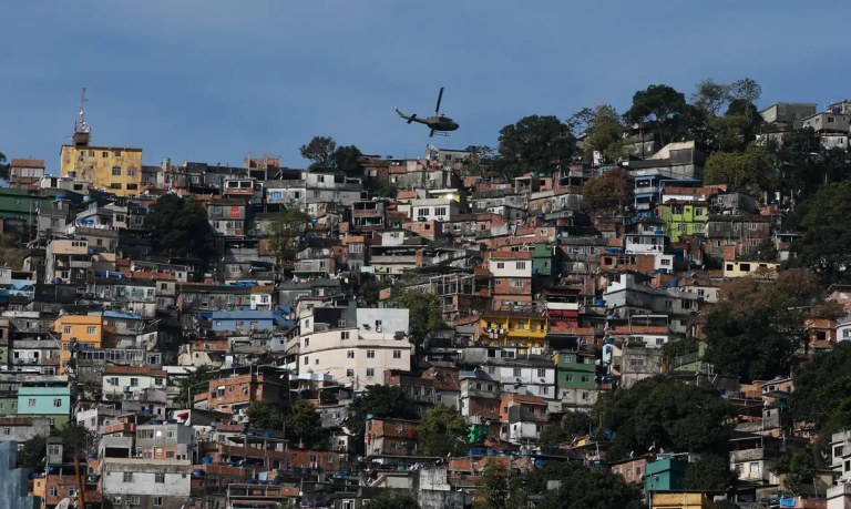 Helicóptero sobrevoa comunidade em operação policial
