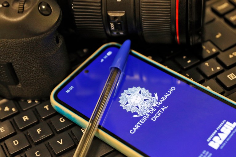 Celular com Carteira de Trabalho Digital