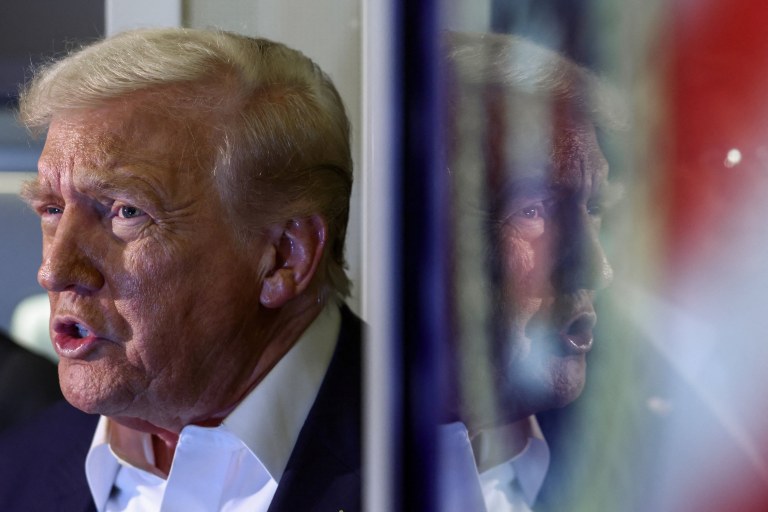 O presidente dos EUA, Donald Trump, no avião presidencial a caminho do Japão - 27/10/2025