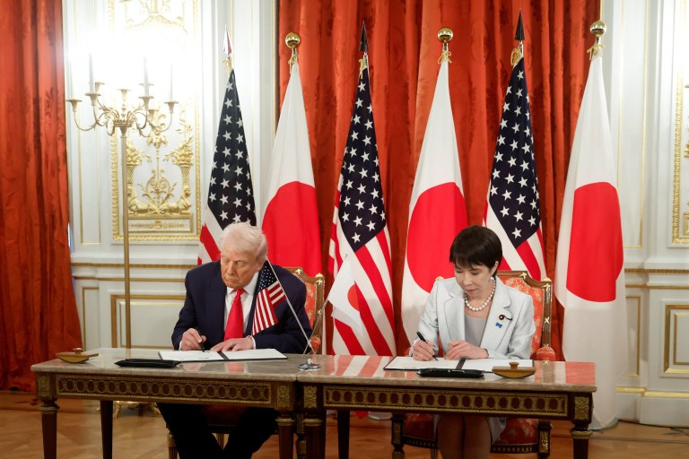 O presidente dos EUA, Donald Trump, e primeira-ministra do Japão, Sanae Takaichi, em Tóquio, Japão - 28/10/2025