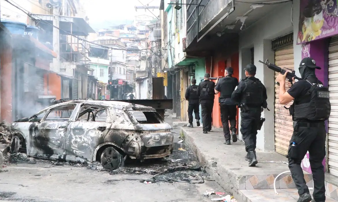 Rio de Janeiro entra em estágio 2 de atenção após operação contra facções criminosas matar 64 pessoas