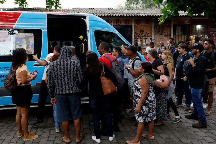 Passageiros tentam embarcar para voltar para casa em dia de caos nos transportes